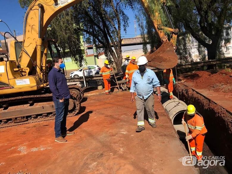 Secretário de Serviços Públicos, Mariel Olmo acompanha obras de recuperação dos estragos causados pelas enchentes no Centro de São Carlos. - Crédito: Divulgação/PMSC