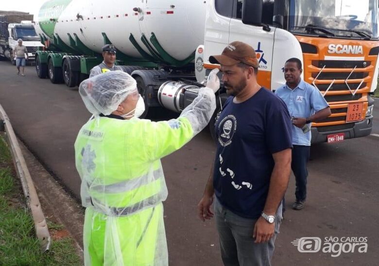 Caminhoneiros recebem vacina contra gripe na Rodovia Washington Luís, em São Carlos - Crédito: Divulgação