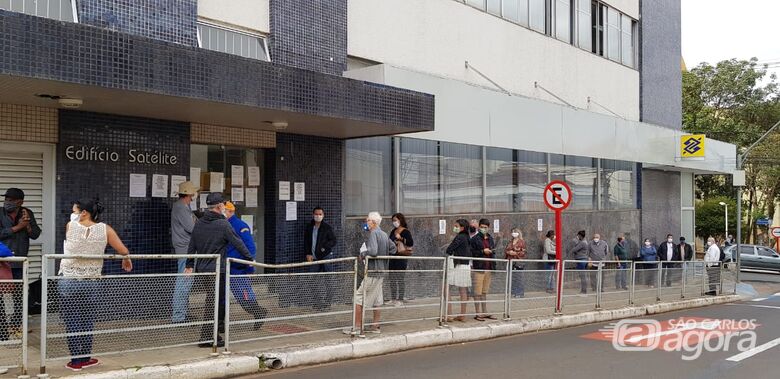 Populares em frente a banco na região central - Crédito: Divulgação/PMSC