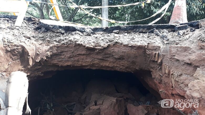 “Crateras”  na Av.Francisco Pereira Lopes geram risco de acidentes graves - Crédito: Divulgação