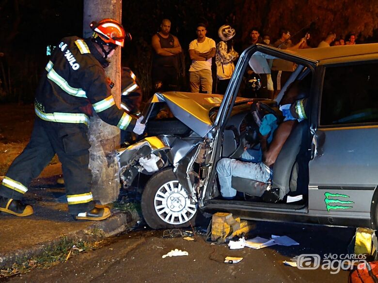 Direção trava e carro bate em poste no Santa Felícia - Crédito: Luciano Lopes