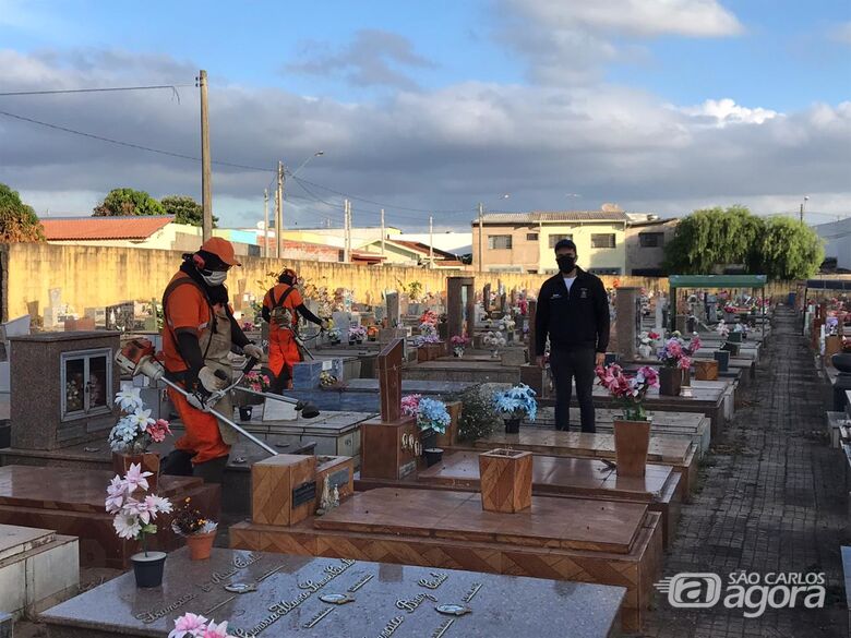 Vereador Rodson acompanha primeira etapa da limpeza do Cemitério Nossa Senhora do Carmo - Crédito: Divulgação