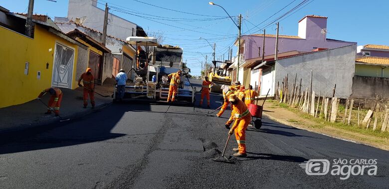 Ruas do bairro Romeu Tortorelli começaram a ser recapeadas nesta quinta-feira - Crédito: Divulgação/PMSC