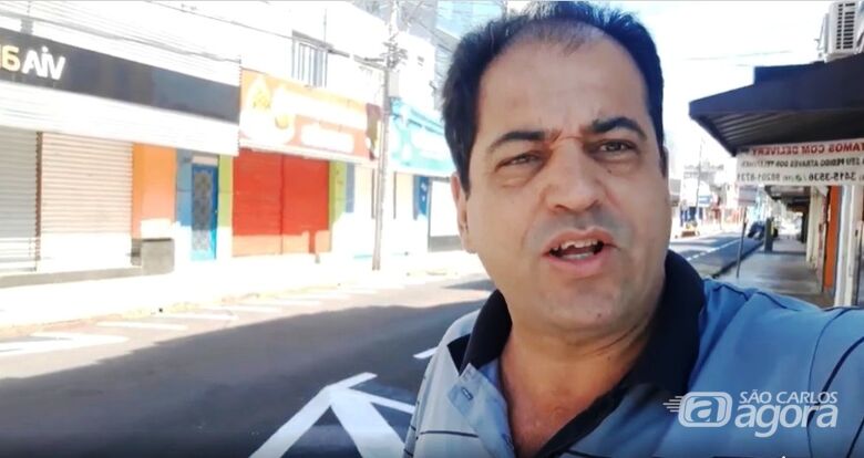 Vereador Sérgio Rocha no centro comercial: “Lojas têm que voltar a funcionar na cidade” - Crédito: Divulgação