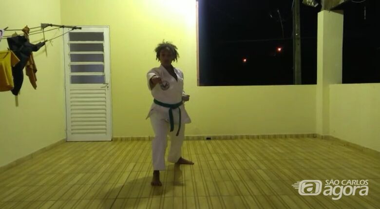 Atleta exibe kata: torneio virtual mostrou criatividade de técnico são-carlense - Crédito: Divulgação