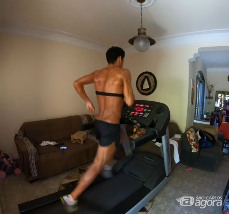 Triatletas treinam em casa para manter condicionamento físico - Crédito: Divulgação