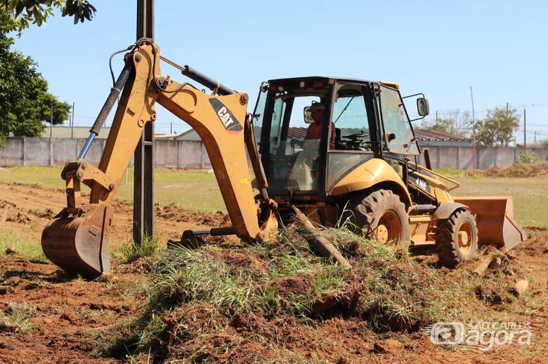 Máquinas iniciaram as atividades para a construção do CT do Grêmio: em dois meses devem acontecer a entrega - Crédito: Marcos Escrivani