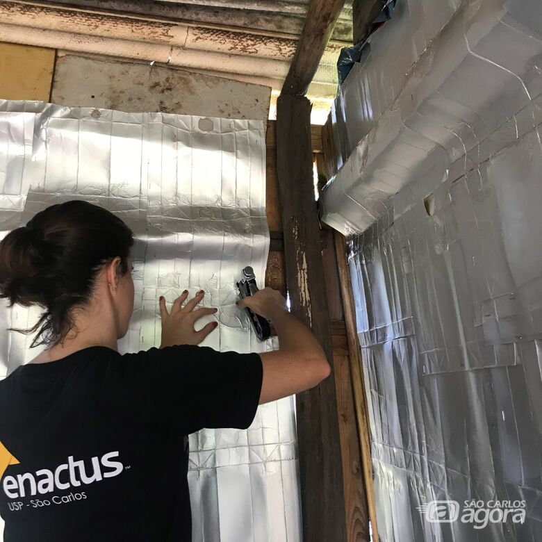 Universitária durante a ação social em uma casa de madeira no assentamento Capão das Antas - Crédito: Divulgação