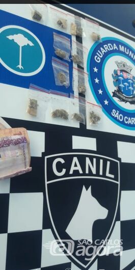 Suspeitos são detidos com drogas em arquibancada de campo de futebol - Crédito: Divulgação