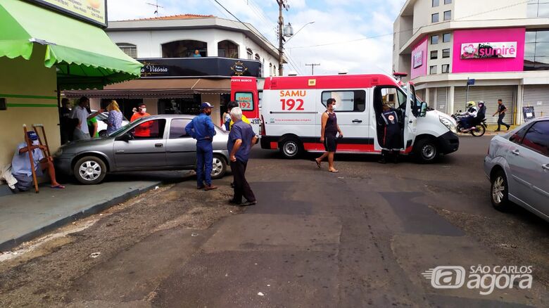 Corsa em cima da calçada e ao fundo, o Samu: motoristas dispensaram atendimento médico - Crédito: Maycon Maximino