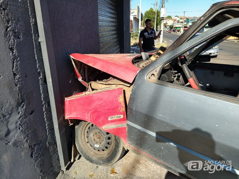 Carro bate em parede de oficina no Cidade Aracy - Crédito: Luciano Lopes