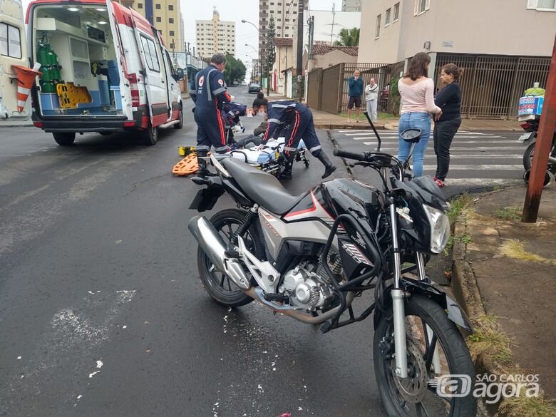 Motociclista fica bastante ferido após atingir caminhonete que avançou o pare - Crédito: Luciano Lopes