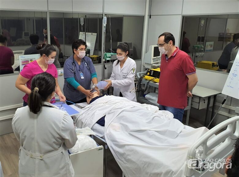 Um dos treinamentos da equipe no Centro de Simulação Realística do hospital - Crédito: Divulgação