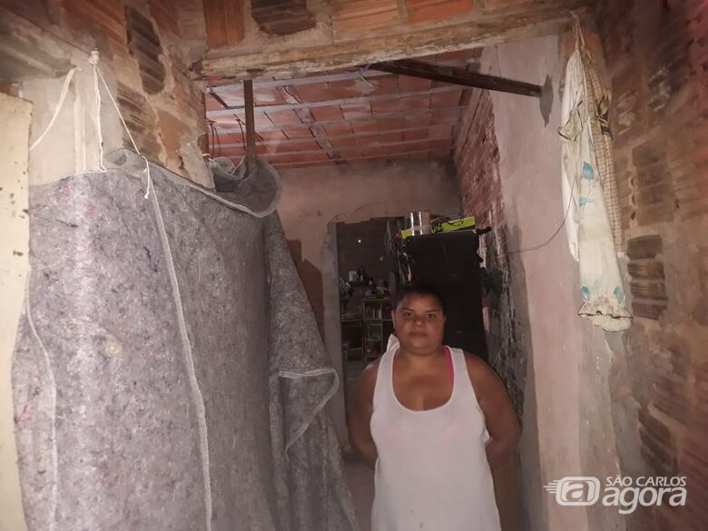 A dona de casa Micheli pede ajuda: residência onde mora está 'condenada' - Crédito: Divulgação