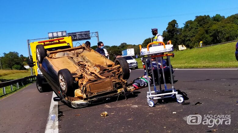 Carro ficou destruído após capotar: ao lado, motorista recebe atendimento médico - Crédito: Maycon Maximino