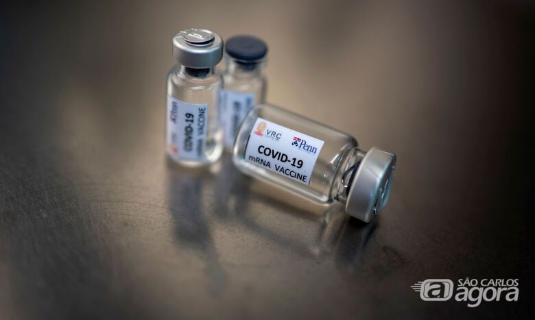 Vacina de Oxford que está sendo testada no Brasil pode ser distribuída este ano - Crédito: © REUTERS / Athit Perawongmetha