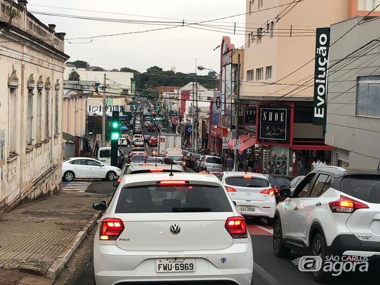 Rua Episcopal, cruzamento com a rua Jesuíno de Arruda tomada por carros - Crédito: SCA