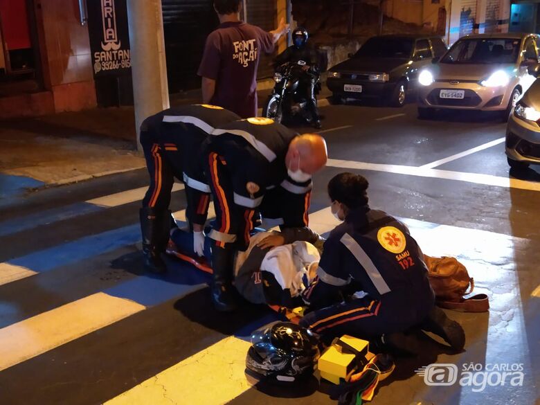 Motociclista escorregou e caiu em faixa de pedestres - Crédito: Luciano Lopes/São Carlos Agora