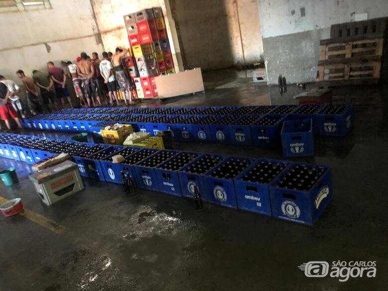 Polícia fecha fábrica clandestina que falsificava cerveja em Ibaté - Crédito: Divulgação/PM