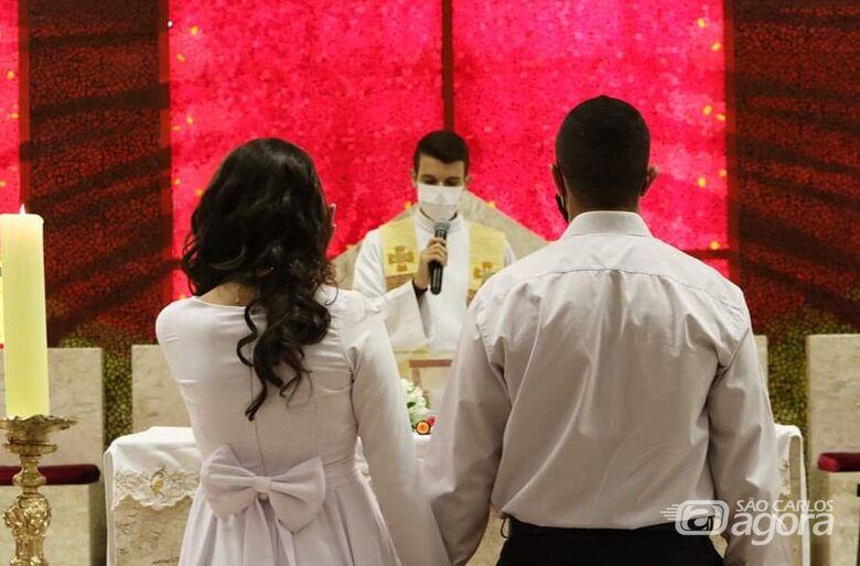 Contrariando as estatísticas: o casal Thalles e Ana Carolina se casaram em maio, na Paróquia São Nicolau - Crédito: Daniel Silva/São Nicolau