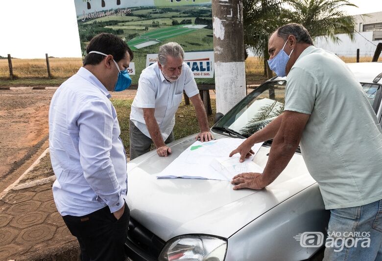 Roselei com o presidente do Saae, Benedito Marchesin em Água Vermelha: pedido para agilizar construção de emissário de esgoto - Crédito: Divulgação