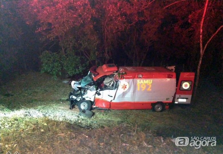 Ambulância bateu de frente com caminhão - Crédito: Grupo Rio Claro