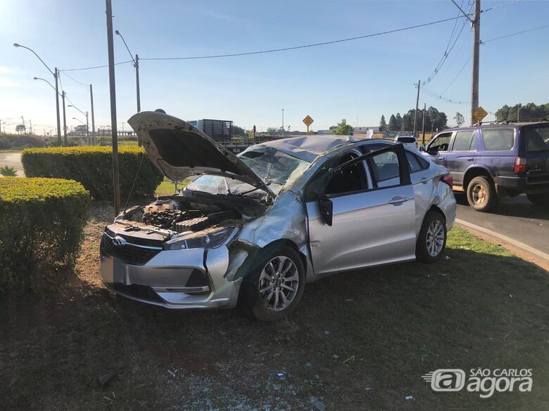 Após colisão, carro capota na Miguel Petroni - Crédito: Marcio David