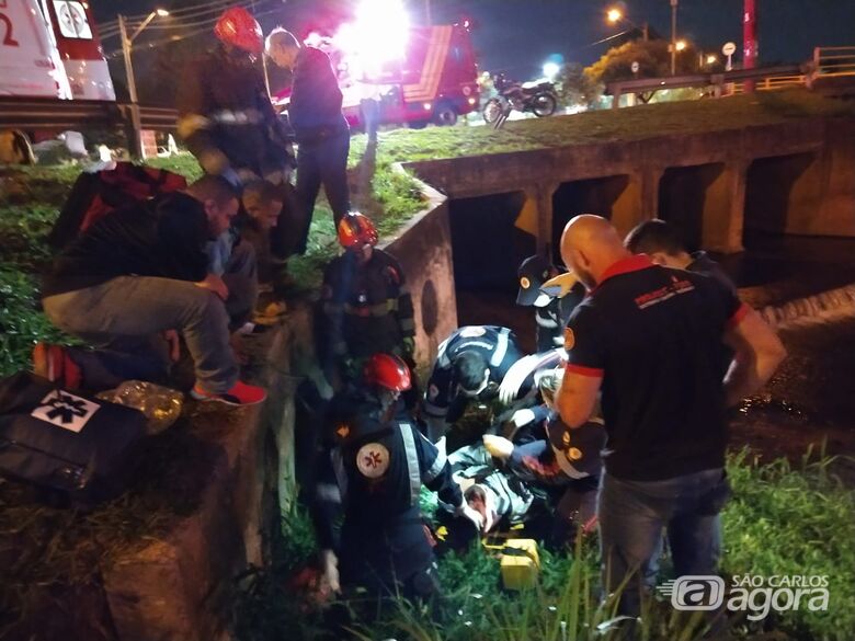 Motociclista cai em córrego na região do Kartódromo - Crédito: Luciano Lopes