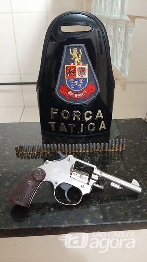 Força Tática apreende arma e munições, encontradas em veículo no São Carlos 8 - Crédito: Divulgação