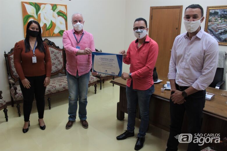 Provedor da Santa Casa com o certificado em homenagem ao Deputado Baleia Rossi - Crédito: Divulgação