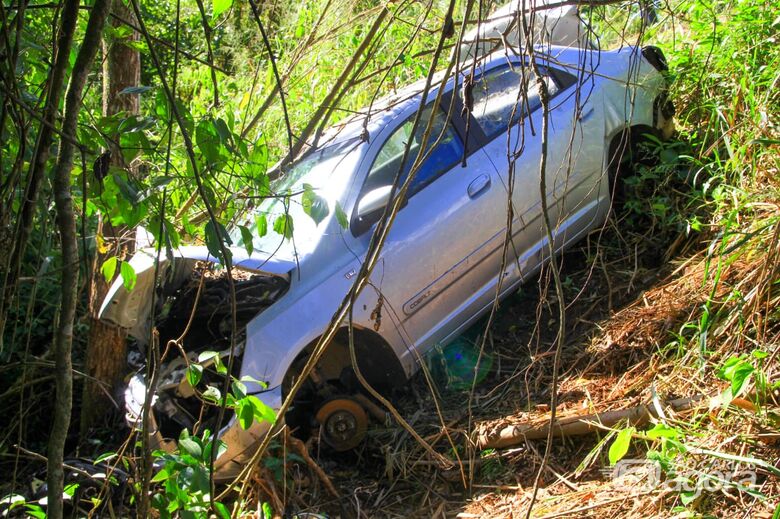 Carro danificado por colisão é encontrado abandonado na estrada do Broa - Crédito: Marco Lúcio