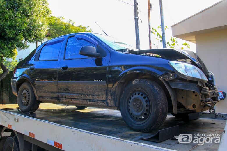 Carro furtado é encontrado com a frente destruída em assentamento - Crédito: Marco Lúcio