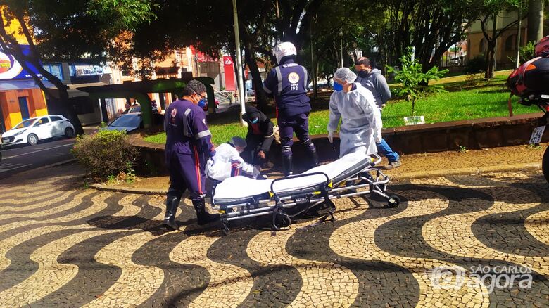 Idosa é atropelada no centro de São Carlos - Crédito: Maycon Maximino