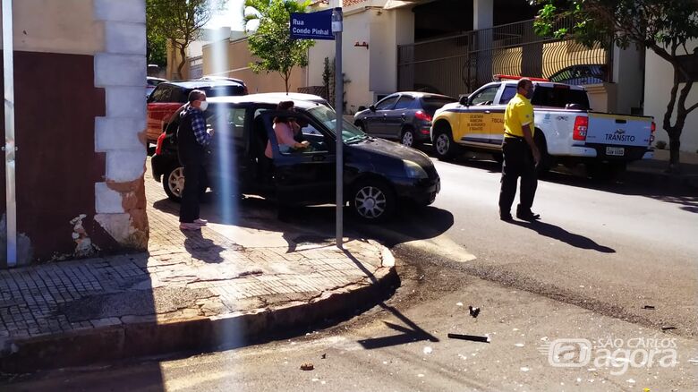 Motorista não respeita o “pare” e causa colisão no centro - Crédito: Maycon Maximino