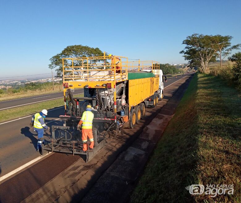 Pistas e acostamentos começam a ser nivelados na SP-310 e SP-225 - Crédito: Divulgação