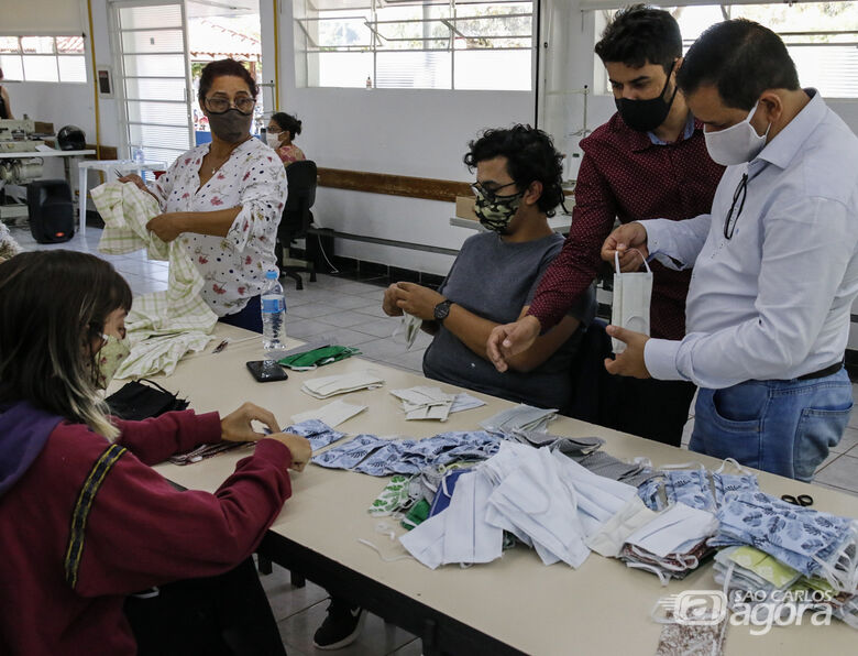 Roselei conhece produção de máscaras da Fesc - Crédito: Divulgação