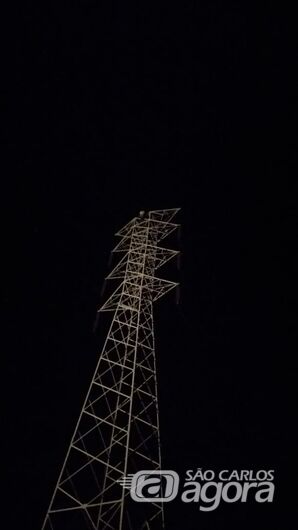 Energia é reativada após mulher descer de torre em Descalvado -