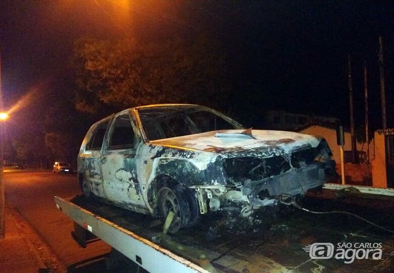 Após ser agredido, homem tem o carro incendiado no Santa Felícia - Crédito: Divulgação/PM