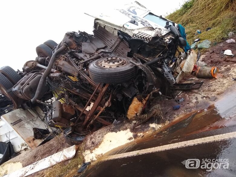 Carro ficou destruído após o impacto. - Crédito: Colaborador/SCA