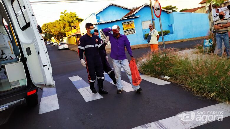 Morador de rua é agredido após derrubar motoboy da motocicleta - Crédito: Maycon Maximino