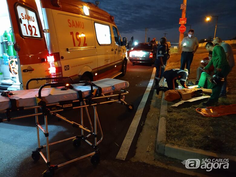 Motociclista sofre fratura exposta após ser atingido por carro na rotatória da Getúlio Vargas - Crédito: Luciano Lopes