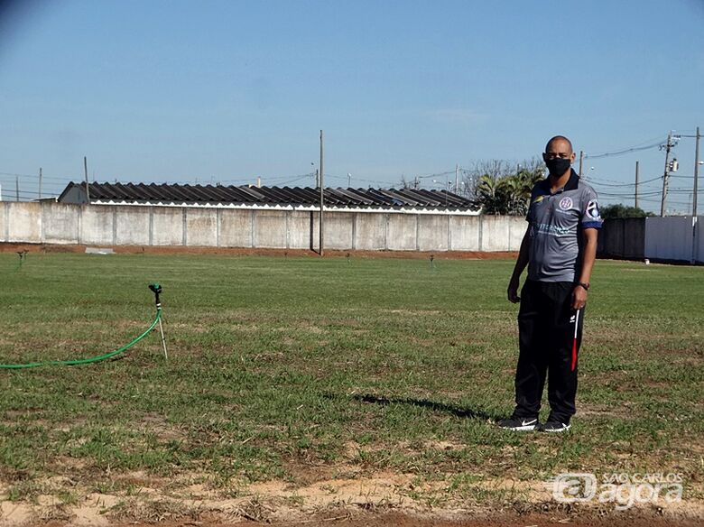 Marcus Vinícius e o novo campo do CT que passa por ampla revitalização: atletas ficaram confinados após reapresentação - Crédito: Marcos Escrivani