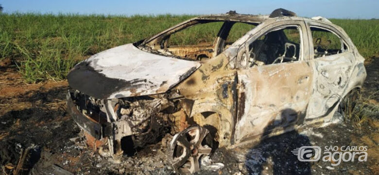 Carro usado em roubo a shopping é encontrado queimado em Araraquara - Crédito: Araraquara 24 Horas