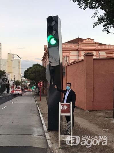 Vereador rodson pede o reparo no totem de semáforo na esquina rua 7 de Setembro com Dona Alexandrina - Crédito: Divulgação