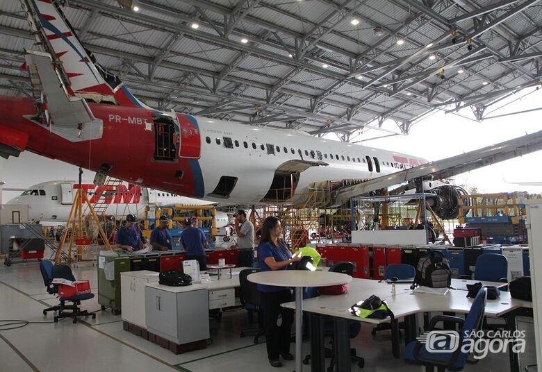 Foto mostra um dos angares da Latam antes da pandemia - Crédito: Marcio David/arquivo SCA