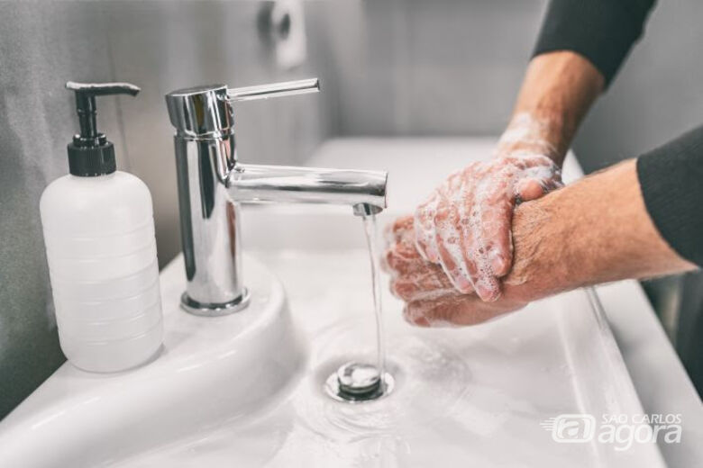 Enquanto a vacina não chega, as pessoas precisam higienizar sempre as mãos, usar máscaras e evitar aglomerações - Crédito: Divulgação