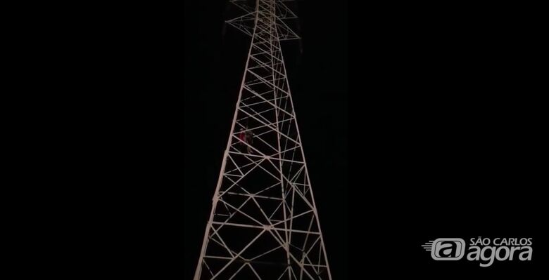 Vídeo mostra resgate de mulher que subiu em torre na área rural de Descalvado - Crédito: Reprodução