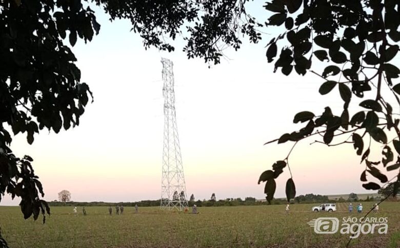 Policiais militares e bombeiros tentam convencer mulher a descer da torre. - Crédito: Descalvado Agora