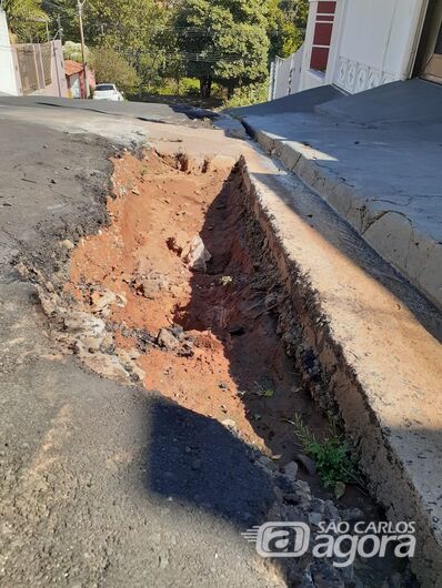 Buracos enormes causam irritação em moradores do Jardim Hikare - Crédito: Divulgação