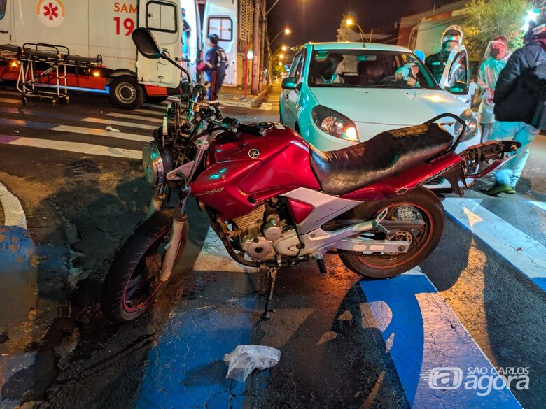Colisão entre duas motos deixa três pessoas feridas no Centro - Crédito: Maycon Maximino